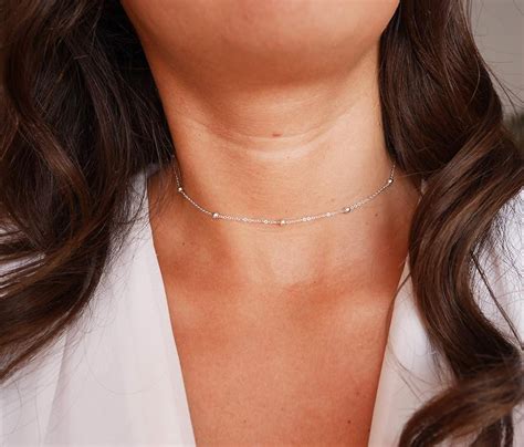 choker ras du cou en argent.